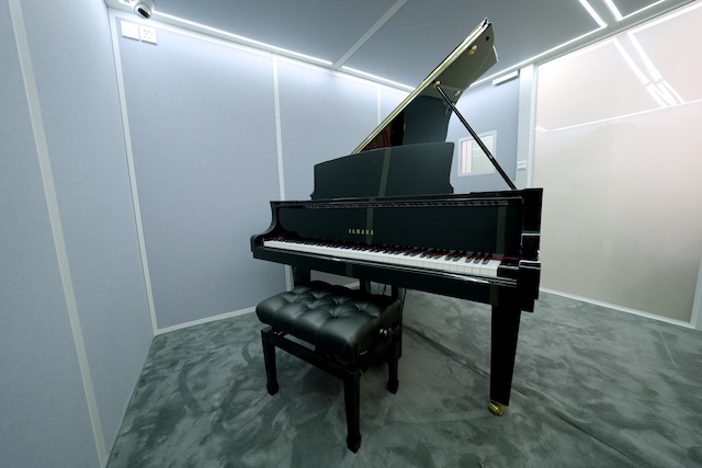 YAMAHA C2X with chair 三角琴房連櫈