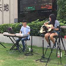 Zero Carbon Building Guitar Piano  Busking Music Performance Keyboard